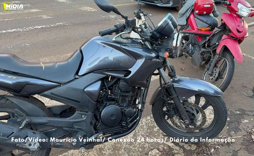 Colisão entre motocicletas deixa mulher ferida no centro de Francisco Beltrão