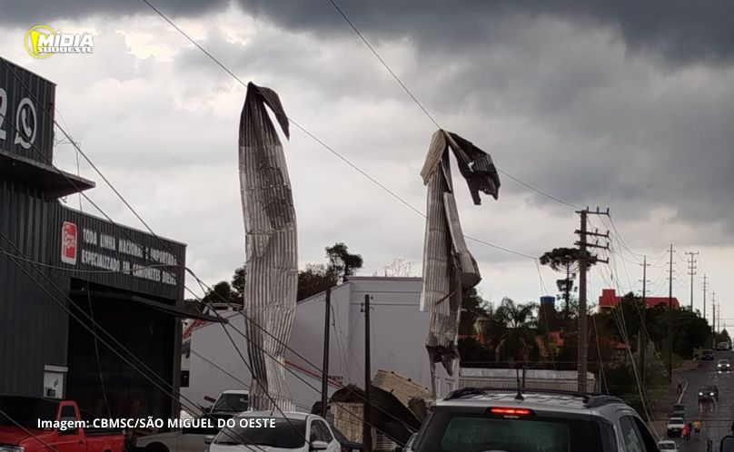 Fortes ventos e chuva causam destelhamentos e danos na rede elétrica em São Miguel do Oeste