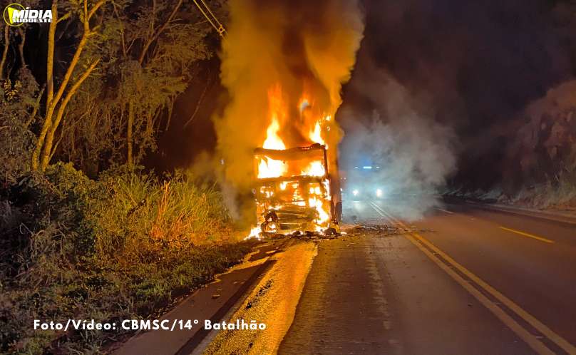 Caminhão pega fogo na SC-157 em Formosa do Sul; motorista não se feriu
