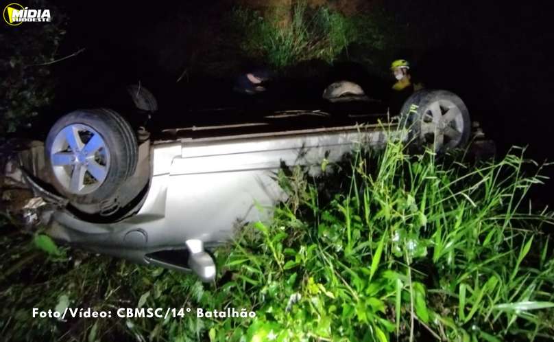 Veículo capota na BR-282 em Faxinal dos Guedes; mulher foi levada ao hospital por populares