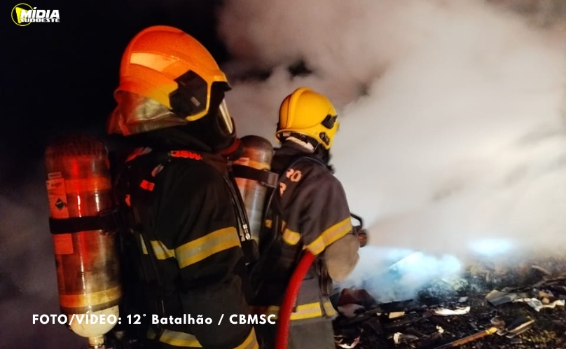 Incêndio atinge casa no interior de Riqueza