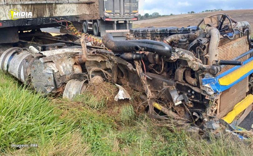 Engavetamento com cinco veículos interdita parcialmente a BR-376 