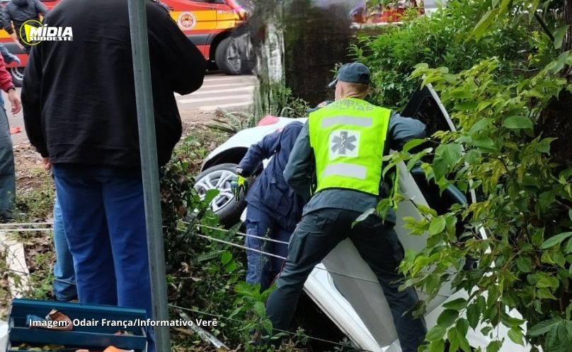 Veículo cai em ribanceira às margens do rio Capivara 