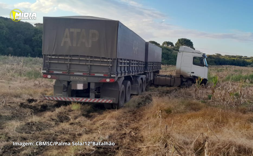 Motorista de caminhão e encaminhado ao hospital após acidente na SC-161 