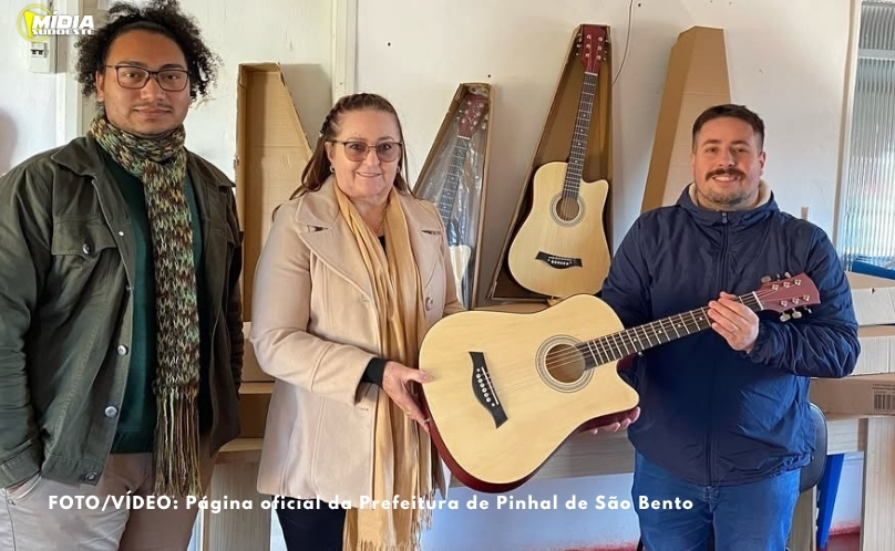 Prefeitura de Pinhal de São Bento entrega violões a crianças e adolescentes