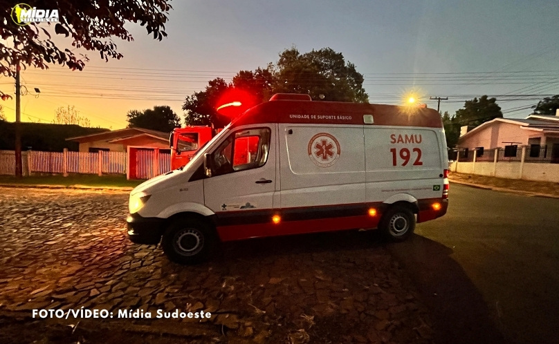 Colisão entre carro e moto deixa dois feridos no Bairro Vila Nova
