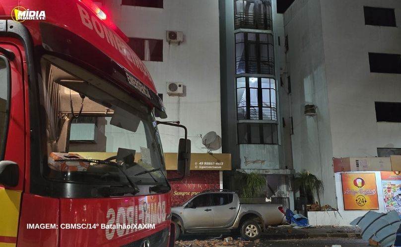 Queda de laje mobiliza bombeiros no centro de Xaxim durante a madrugada