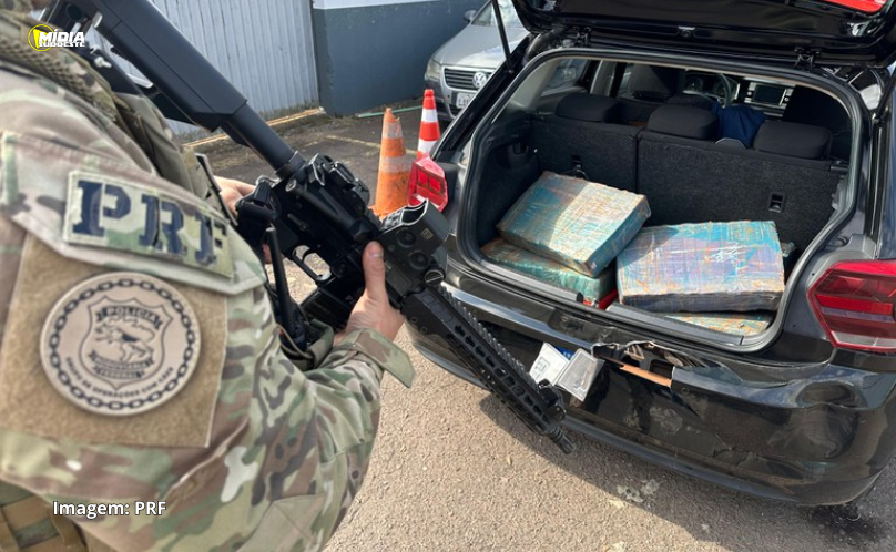 Após perseguição e acidente, PRF apreende carro clonado carregado de maconha