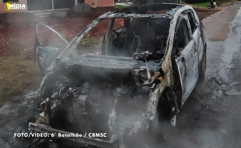 Carro é consumido pelas chamas na EMC-020