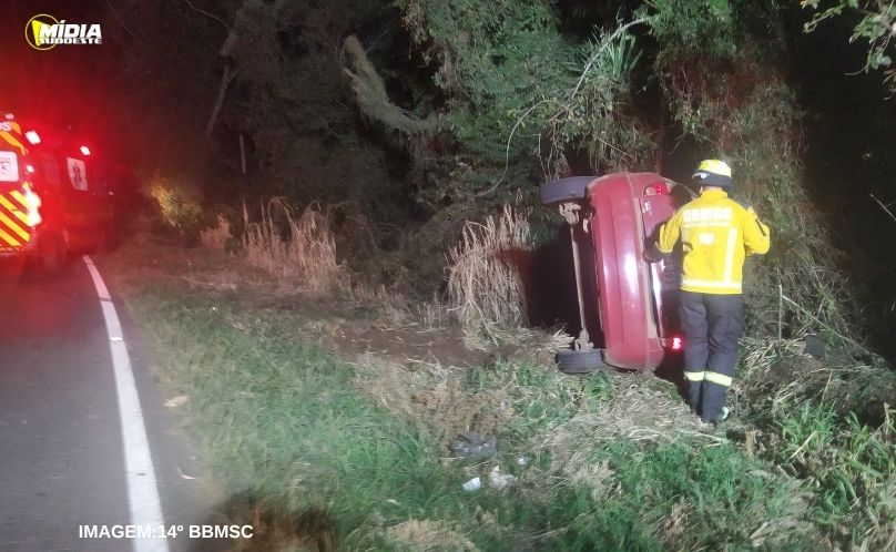 Homem sofre ferimentos leves após saída de pista na SC-155