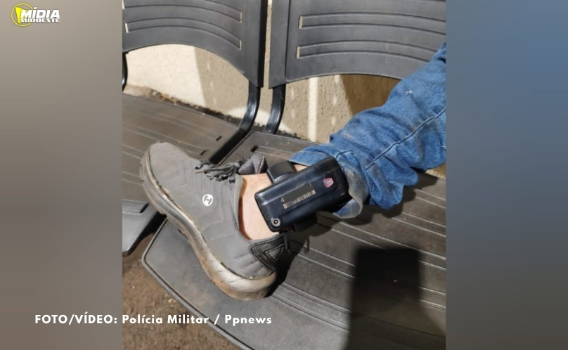 Homem usando tornozeleira eletrônica cai de telhado de casa em tentativa de furto