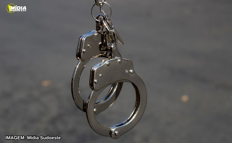 Homem com mandado de prisão é detido durante patrulhamento em Ampére