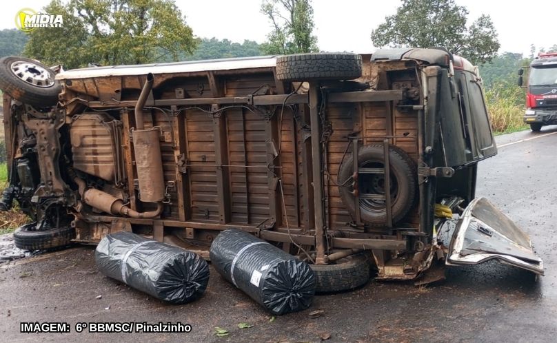 Motorista fica levemente ferido após saída de pista e tombamento de furgão na BR-282