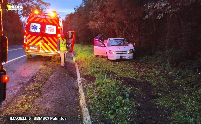 Condutora fica ferida após sair da pista e colidir contra árvores na BR-158, em Palmitos