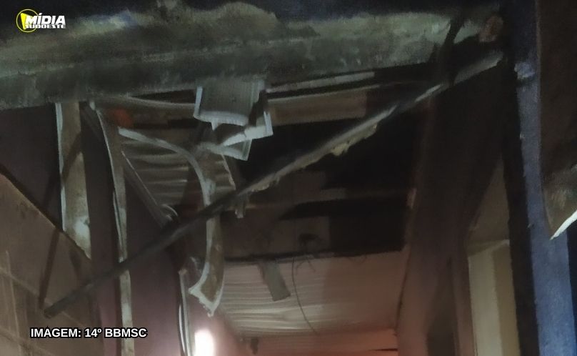 Incêndio atinge residência em Xanxerê e duas pessoas são encaminhadas ao hospital