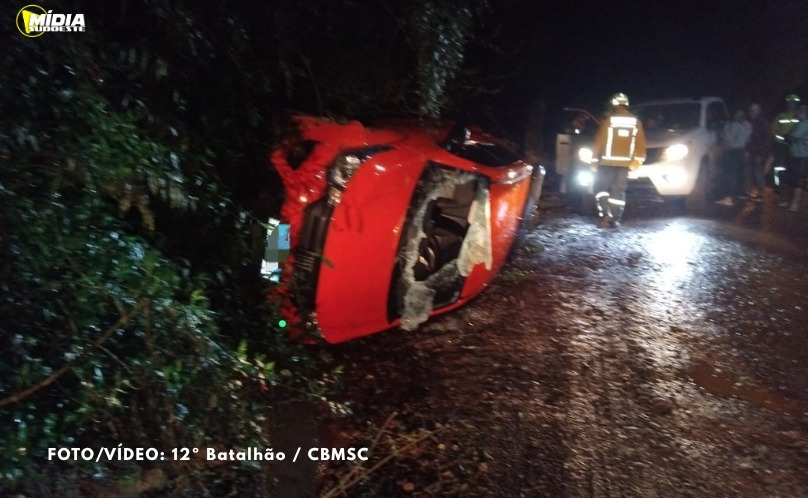 Tombamento de veículo deixa duas pessoas feridas em Tunápolis