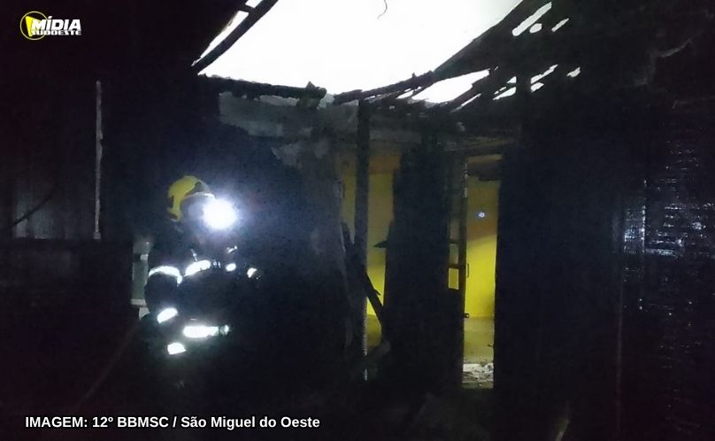 Bombeiros controlam incêndio em edificação comercial no centro de São Miguel do Oeste