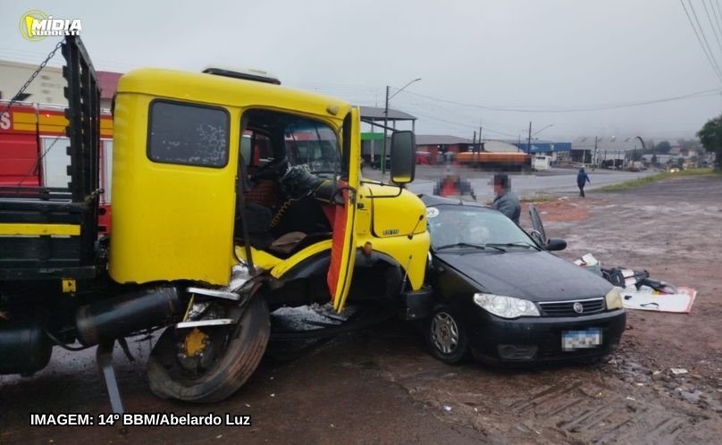 Colisão entre caminhão e carro deixa mulher ferida no Centro de Abelardo Luz