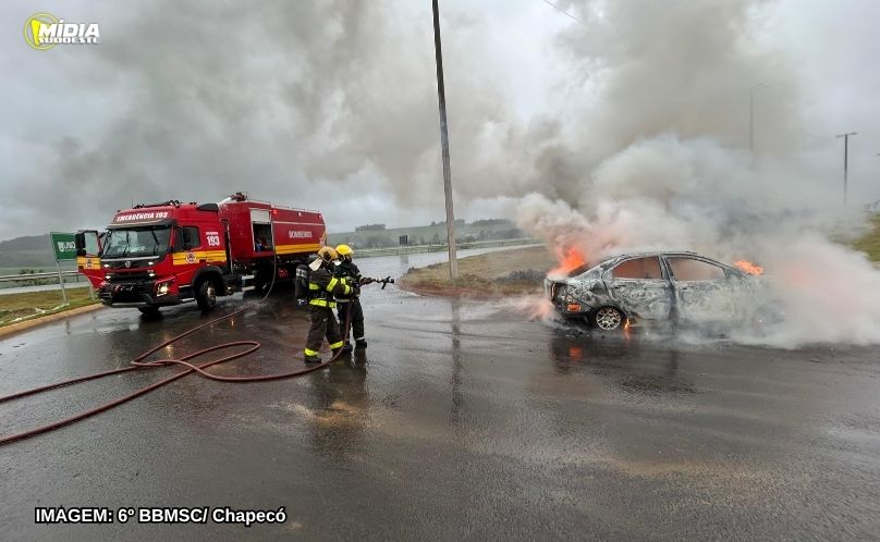 Veículo pega fogo na SC-283 em Chapecó e é destruído pelas chamas
