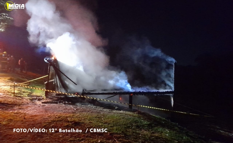 Incêndio destrói residência no interior de Campo Erê