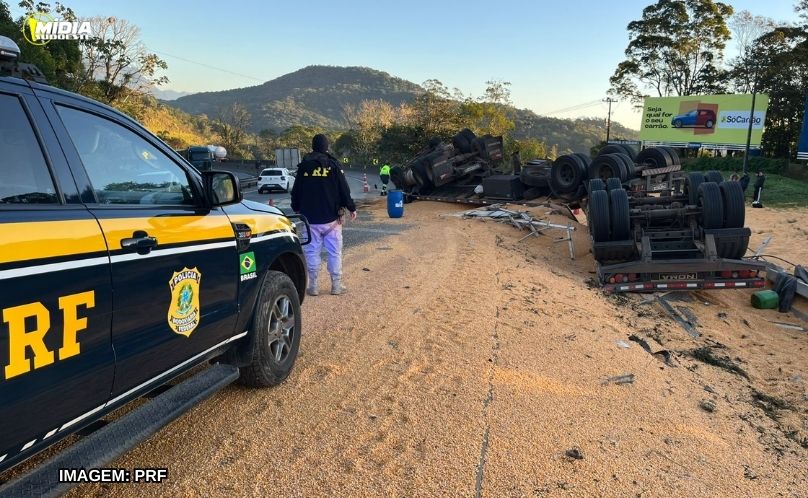 Acidente com caminhão carregado de milho deixa um morto e uma mulher gravemente ferida na BR-277 em Morretes