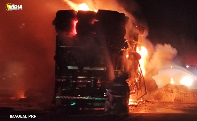 Grave acidente entre duas carretas deixa um morto e um ferido na BR-277 em Campo Bonito