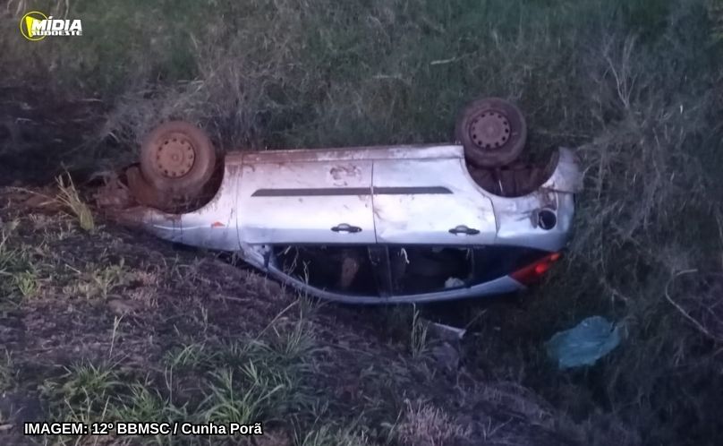 Saída de pista seguida de capotamento deixa motorista ferido em Cunha Porã