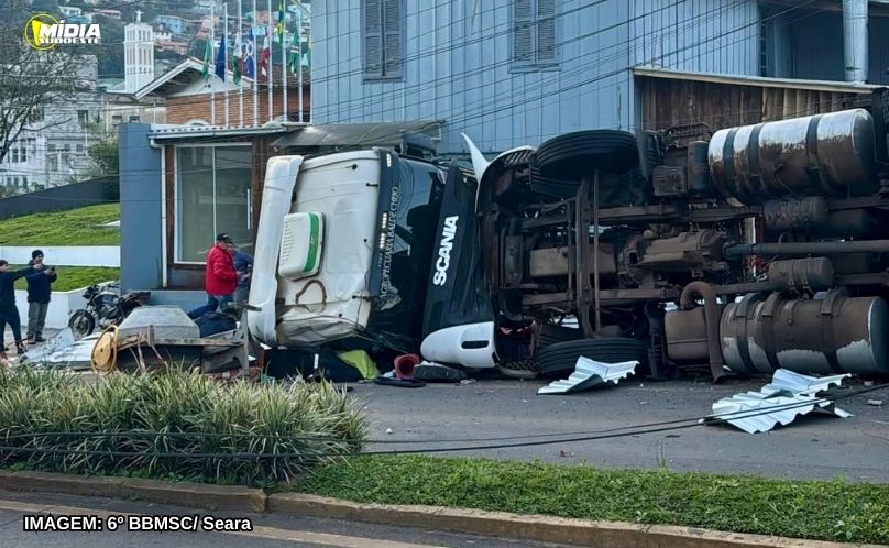 Acidente entre carreta e carro deixa mulher ferida e interdita via no centro de Seara