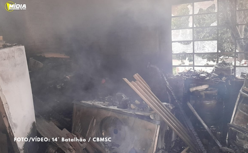 Explosão ao acender fogão à lenha com gasolina provoca incêndio e destrói garagem em Xaxim