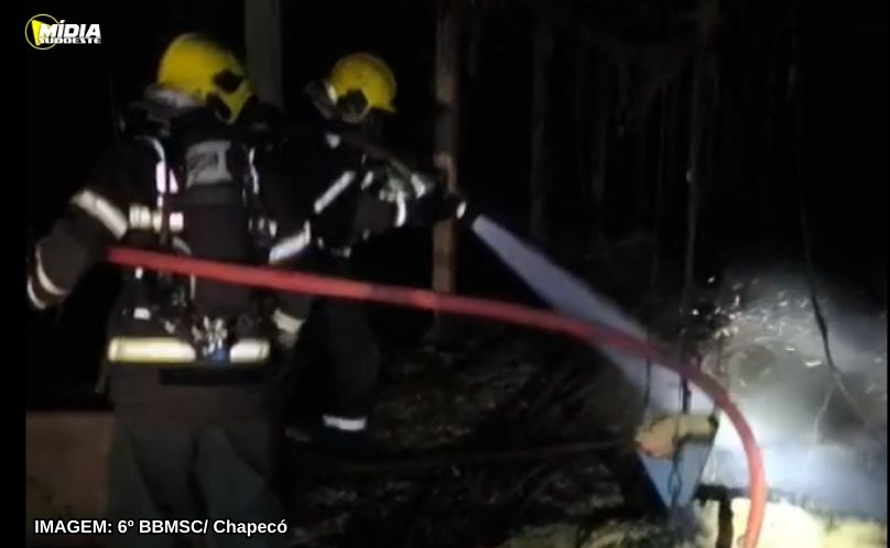 Bombeiros combatem incêndio em aviário no interior de Chapecó