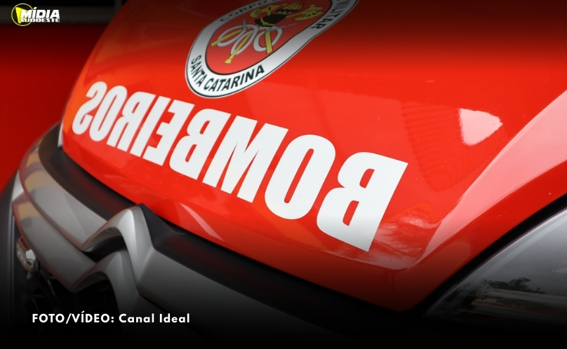 Motorista fica ferido após carreta sair da pista