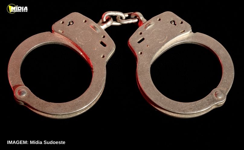 SAS: Homem é preso com pedras de crack e mandado judicial em aberto