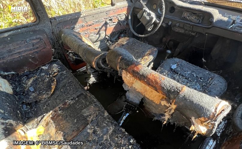 Bombeiros combatem incêndio em veículo na zona rural de Saudades