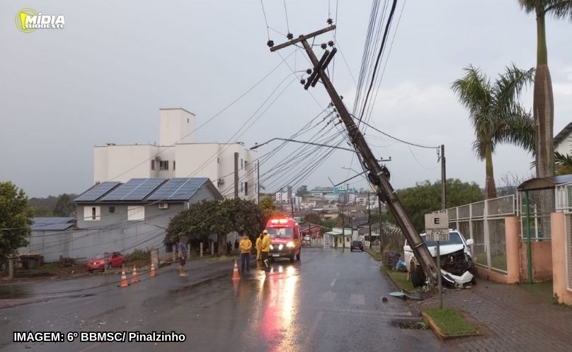 Veículo colide em poste de energia no Bairro Bela Vista, em Pinhalzinho