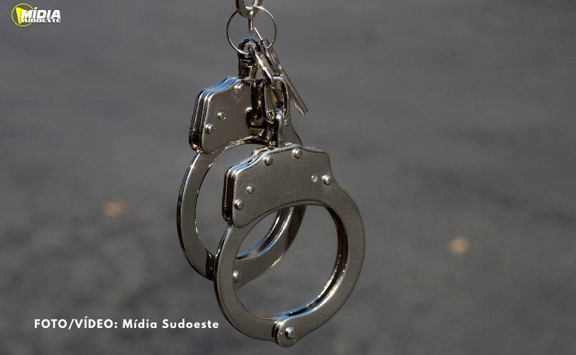 Homem é preso por agredir esposa e usar armas falsas para ameaçá-la em Xanxerê