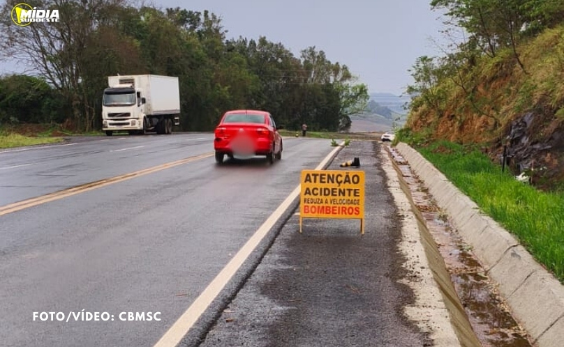 Colisão entre carro e caminhão deixa dois jovens feridos na SC-283 em Palmitos