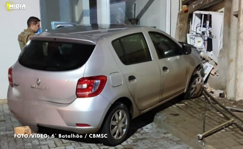 Carro colide em poste de energia e condutor fica ferido em Chapecó