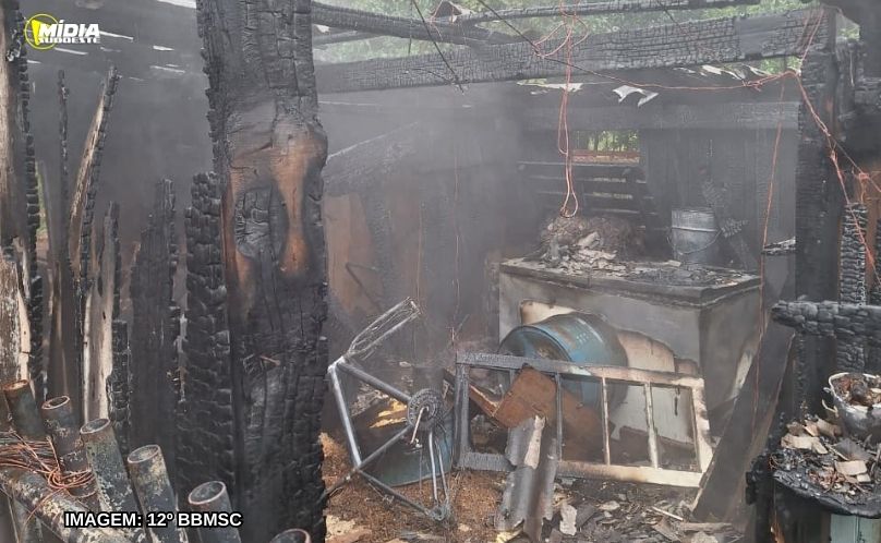 Bombeiros combatem incêndio em residência no bairro São Cristóvão, em São José do Cedro