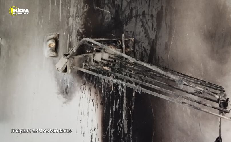 Bombeiros atendem princípio de incêndio em residência