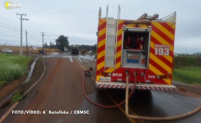Colisão entre caminhões provoca incêndio em Palmitos