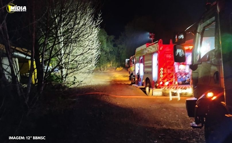 Incêndio destrói aviário em Iraceminha durante a madrugada