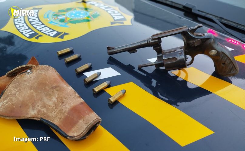 PRF apreende arma de fogo durante fiscalização na BR-153