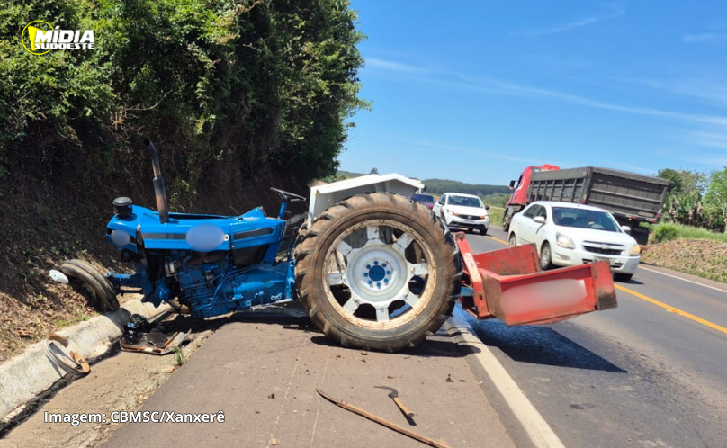 Acidente entre trator e caminhonete deixa mulher ferida