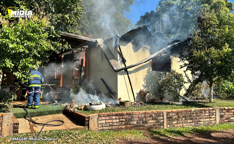 SAS: casa é completamente destruída por incêndio