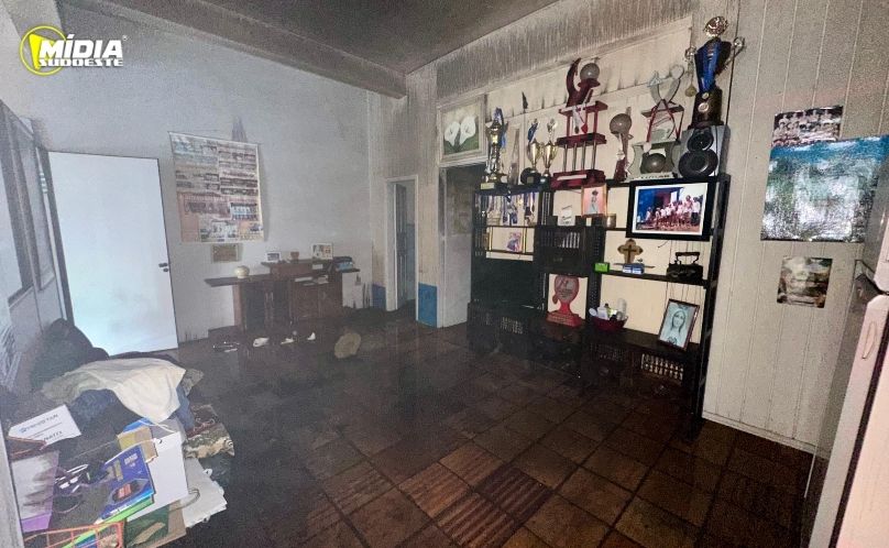 Incêndio provoca intensa fumaça em revenda de baterias