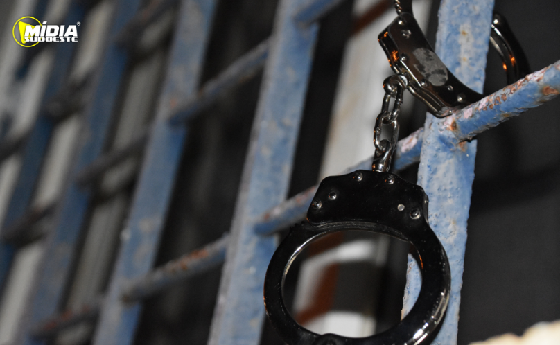 Dois Vizinhos: dois homens são presos com objetos furtados