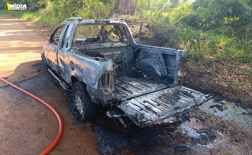Incêndio destrói veículo no interior de Iporã do Oeste