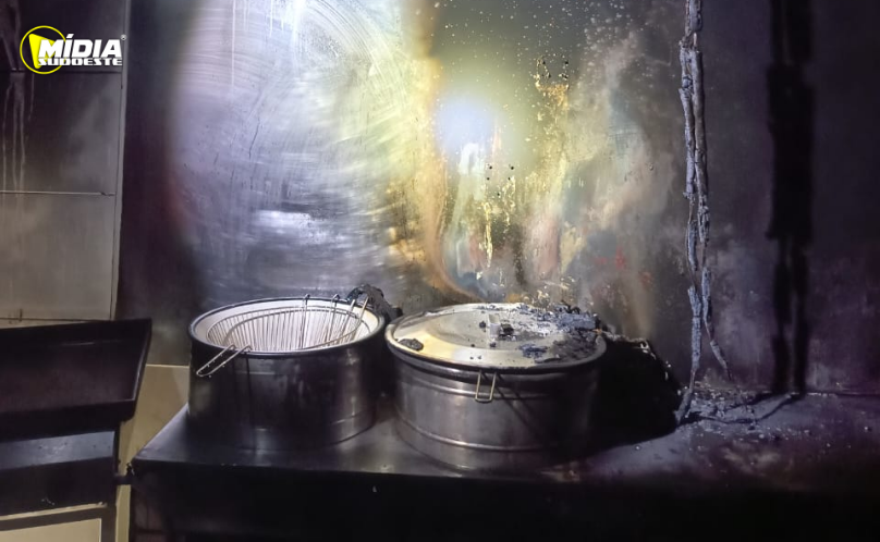 Fogo em restaurante é contido antes de se espalhar