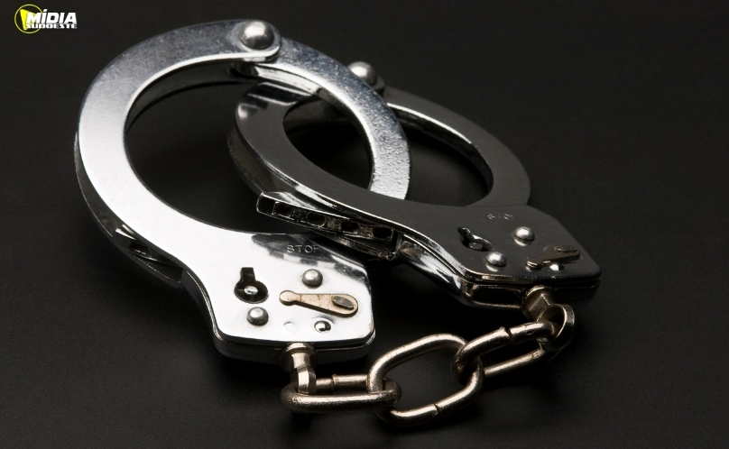 Mulher é presa após comparecer à PM para entregar objeto suspeito de furto