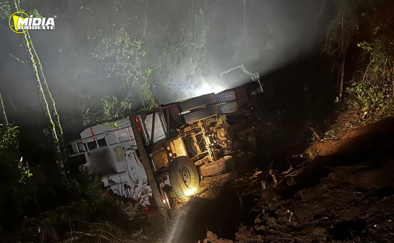 Caminhão sai de pista e capota na SC-155 